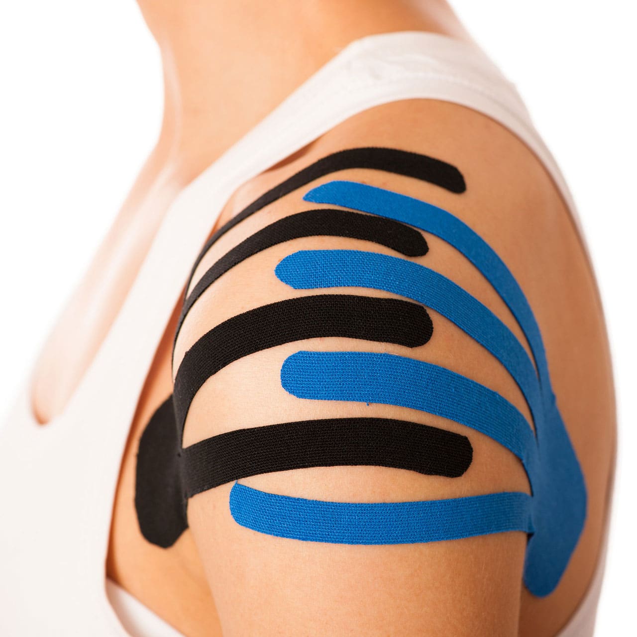 Kinesiotape aangebracht op een schouder, onderdeel van het Medical Taping Concept.